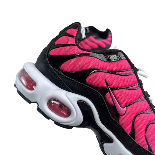 Luxury Chef Nike TN women's sneakers in bright pink and black with white sole and air cushioning.