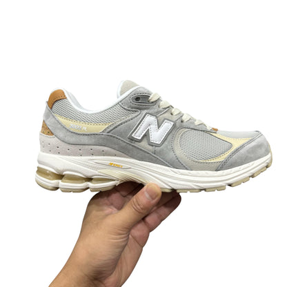 NEW BALANCE 2002R