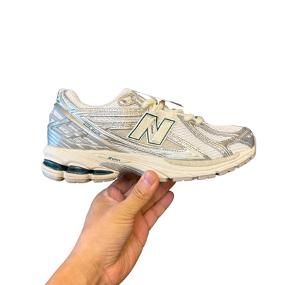 NEW BALANCE 1906R