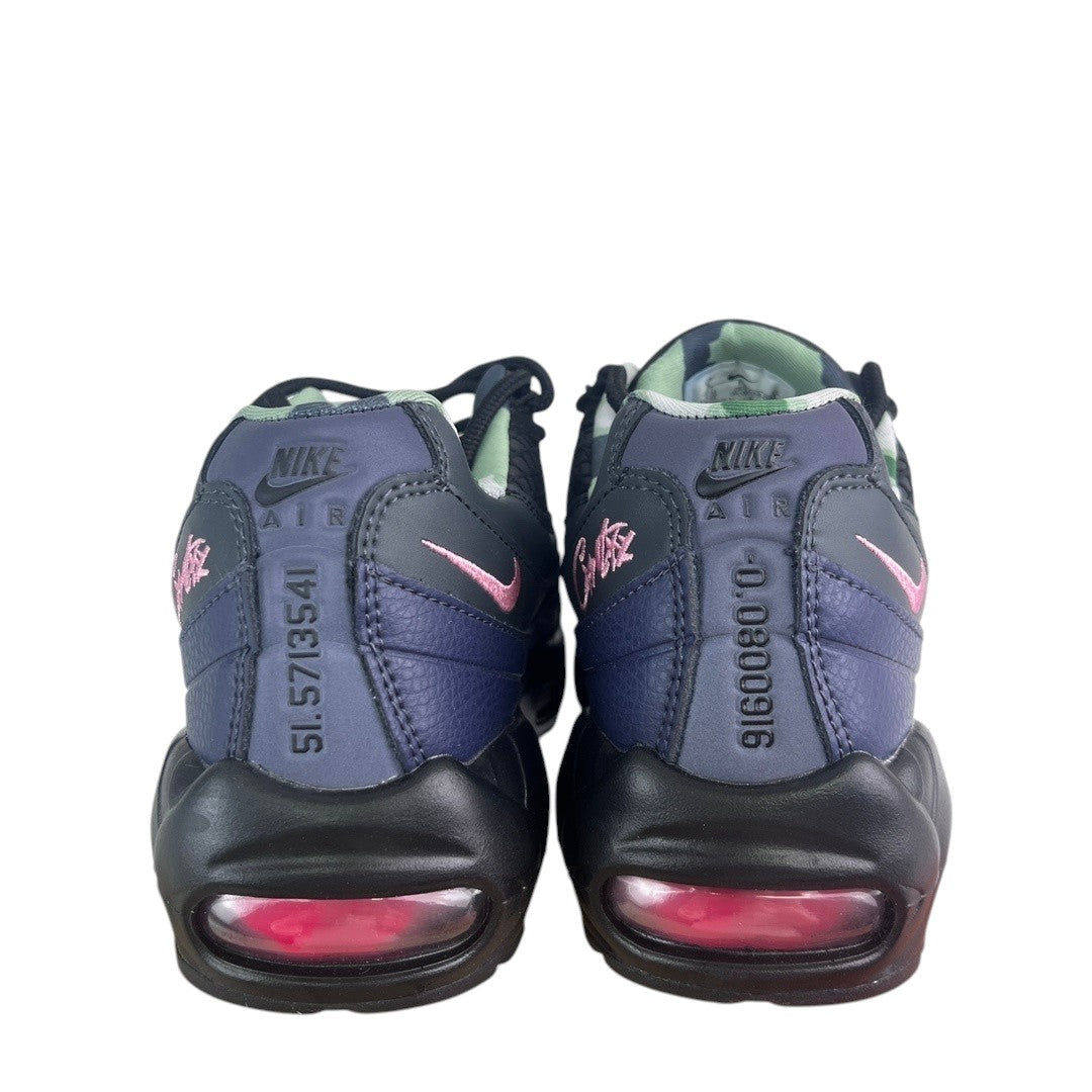 Luxury Chef Air Max 95 Corteiz sneakers in navy blue with pink Nike swoosh and air cushioning. Features text details on heel.