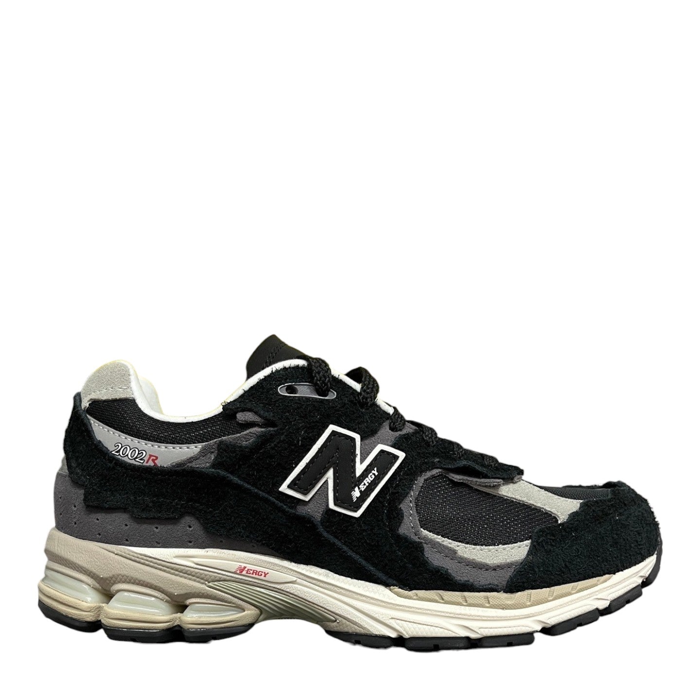 Luxury Chef New Balance 2002R sneakers in black and grey suede with N logo and N-ergy sole.