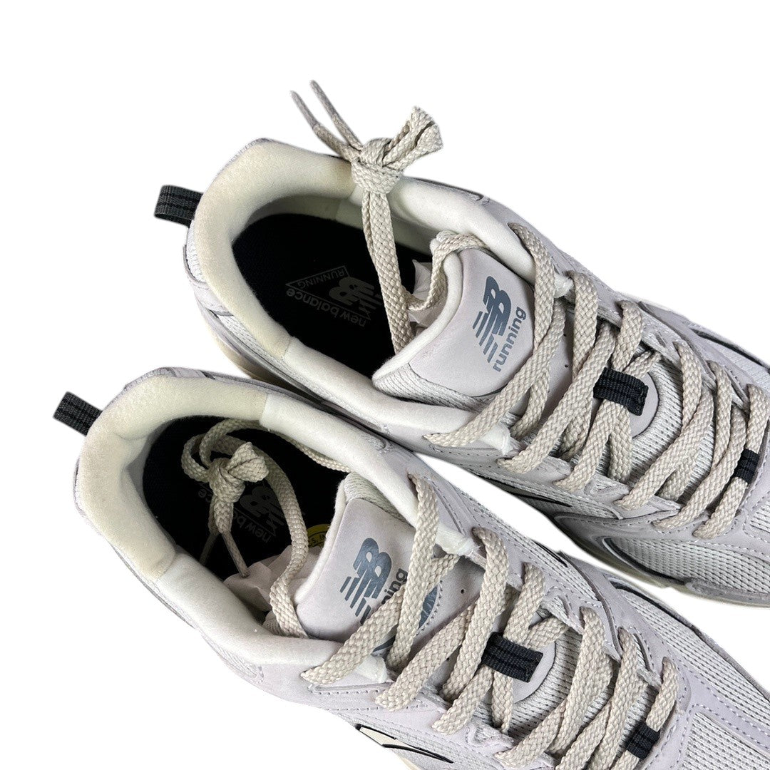 Luxury Chef New Balance 530 light grey running sneakers with beige laces and cushioned collar.